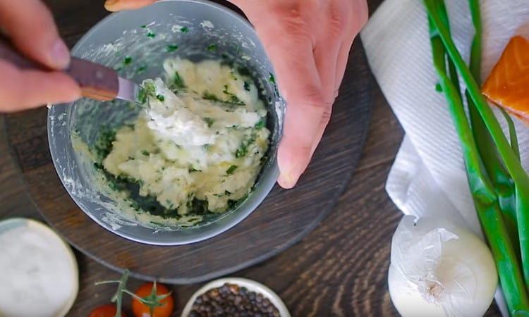 Aggiungi il succo di limone, la crema di formaggio e mescola la massa.