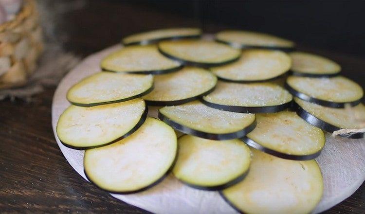 tagliare la melanzana nei cerchi più sottili e aggiungere.