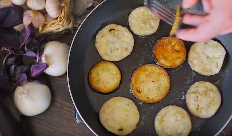 Friggere le melanzane in una padella fino a doratura.