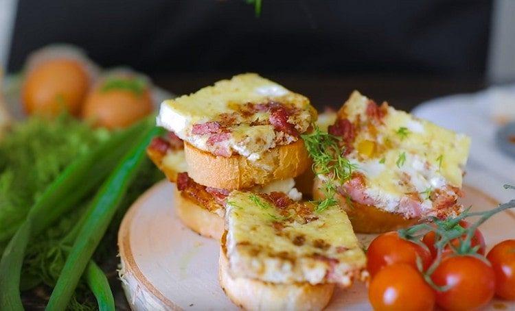 mettere una fetta di frittata su ogni fetta di baguette, cospargere di erbe.