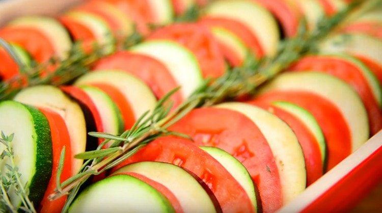 Aggiungi un po 'più di rosmarino alle verdure.