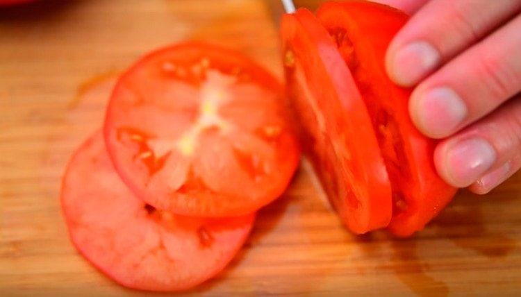 tagliare i pomodori in cerchi.