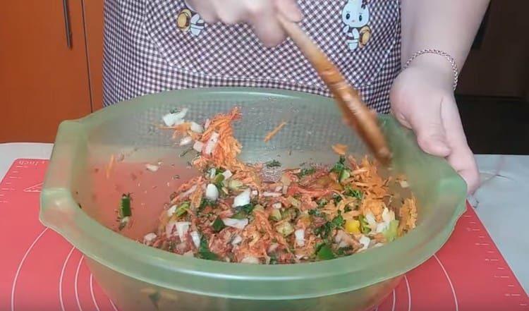 Distribuiamo tutte le verdure preparate nella massa di pomodoro e mescoliamo.