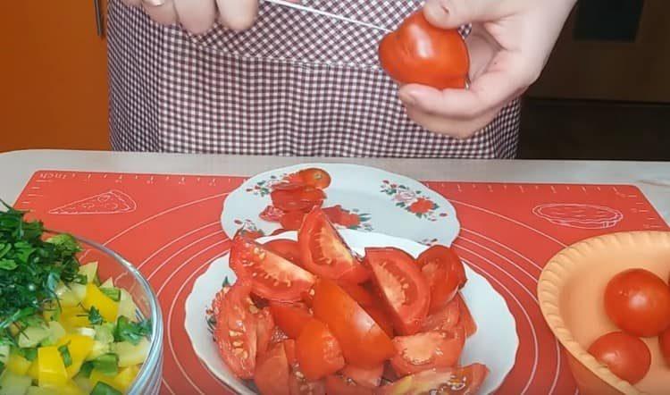 Tagliare i pomodori in quarti.