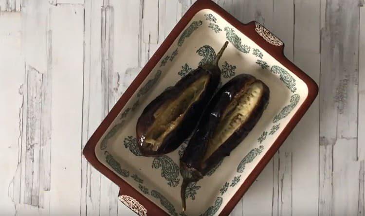 Distribuire le melanzane fritte in una teglia da forno, separarle per il ripieno.