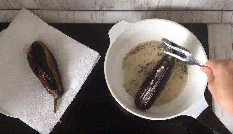 Friggere le melanzane in olio vegetale. passiamo ai tovaglioli.