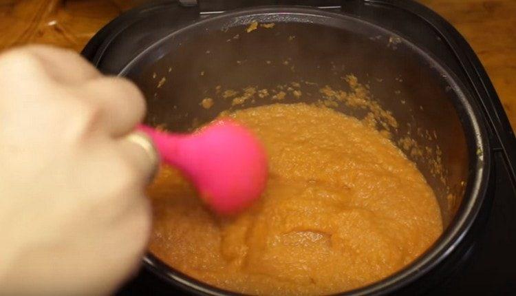 Aggiungi spezie e concentrato di pomodoro al caviale.