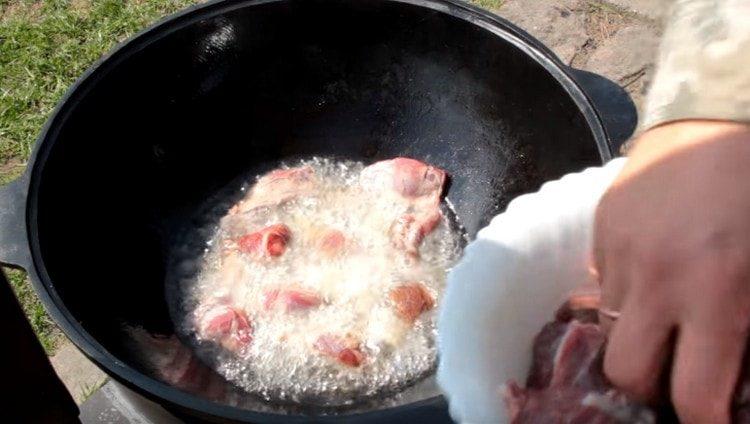 Rimuoviamo le patate dal calderone, mettiamo la carne al suo posto.