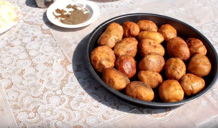 Cospargere le patate con spezie e sale.