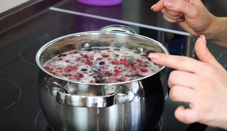 Metti le bacche nella padella, aggiungi lo zucchero, l'acqua e porta a ebollizione.