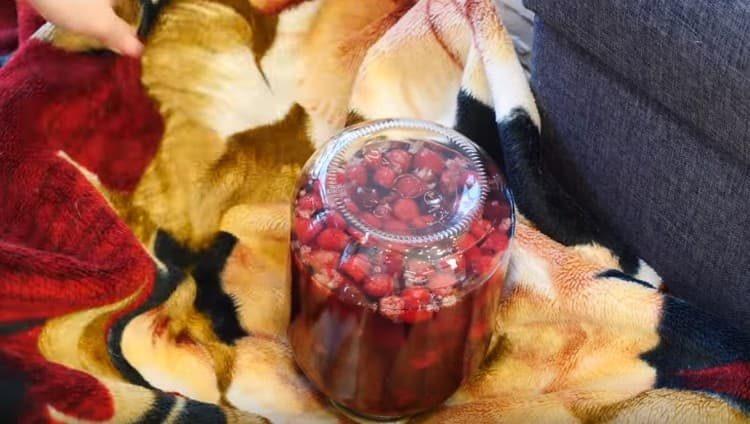 Aggiungi acqua bollente ai bordi del barattolo, arrotola i coperchi, capovolgi e avvolgilo con una coperta.