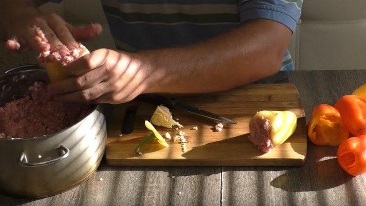 riempiamo i peperoni con la carne macinata preparata.