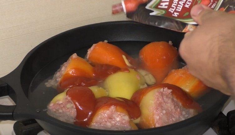 Aggiungi alla padella i peperoni di senape e il ketchup.