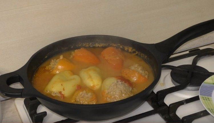 Ora sai come cucinare i peperoni ripieni basati su un set minimo di prodotti.