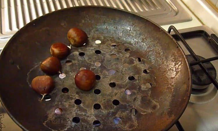 mettere le castagne in una padella e friggerle.