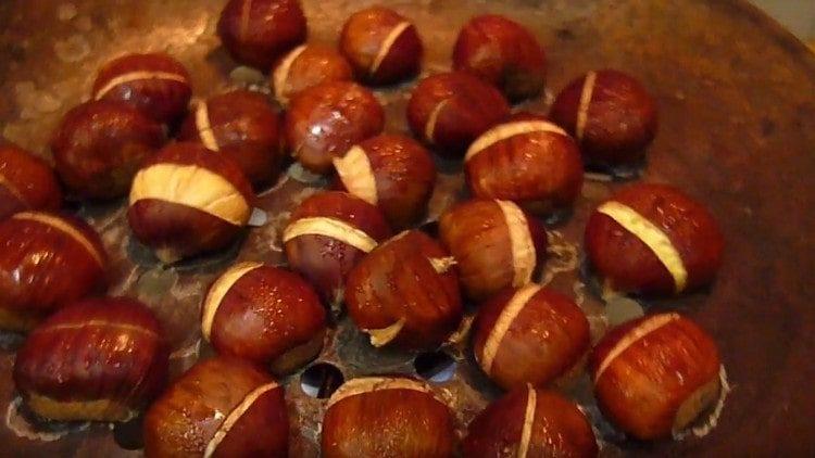 La crosta delle castagne si sta spezzando, come dovrebbe essere.