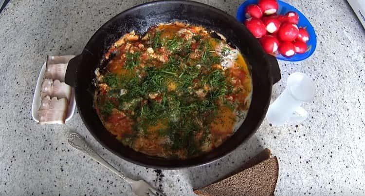 Quindi abbiamo parlato di come cucinare le uova fritte con i pomodori.