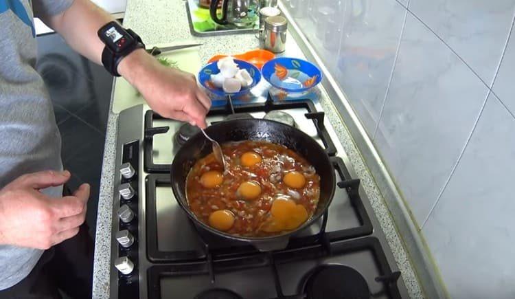 Mescolare delicatamente gli albumi con i pomodori.