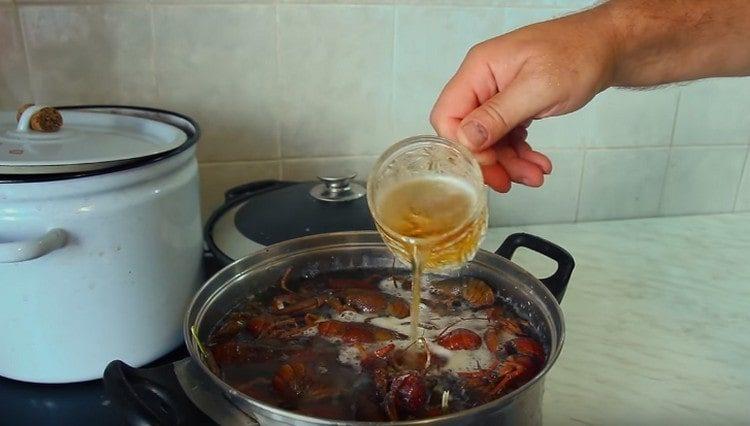 Dopo aver posato tutti i gamberi, aggiungi la birra nella padella.