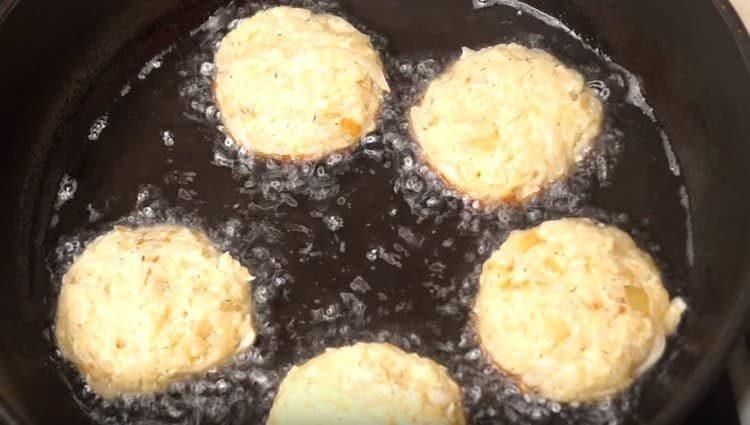 Formiamo le cotolette e le mettiamo in una padella riscaldata con olio vegetale.