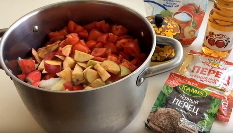 Mettiamo frutta e verdura in una padella e mettiamo a cuocere.