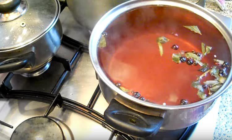 Uniamo l'acqua dalle lattine e già su di essa facciamo la marinata.