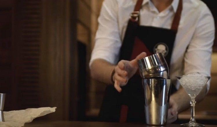 Versare il ghiaccio in un bicchiere dal collo, installare uno shaker sopra di esso.