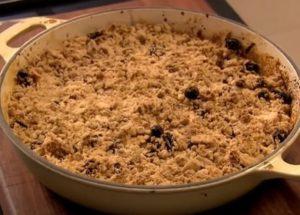 Cucinare crumble divinamente delizioso con le mele secondo una ricetta passo-passo con una foto.