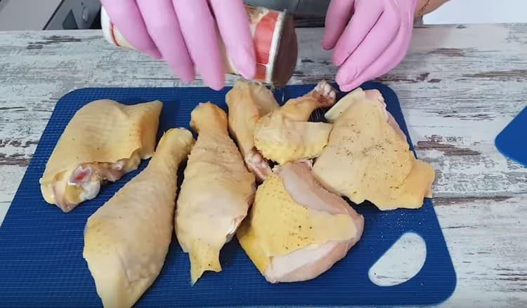 Cospargi le cosce di pollo con il condimento di pollo.