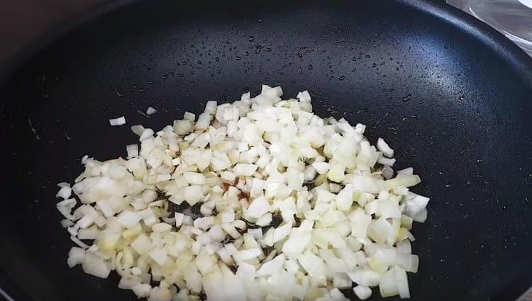 Friggere le cipolle tritate in una padella.