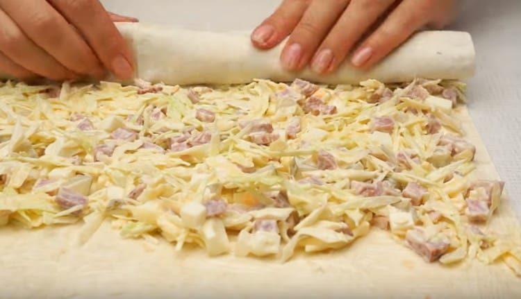 Trasforma il pane pita in un rotolo.