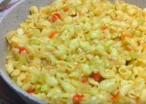 Cuciniamo una deliziosa pasta con zucchine secondo una ricetta passo-passo con una foto.