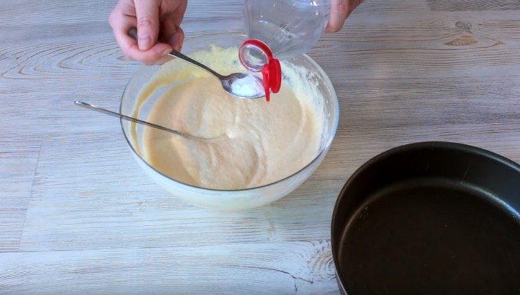 estinguere la soda con aceto e aggiungere all'impasto.