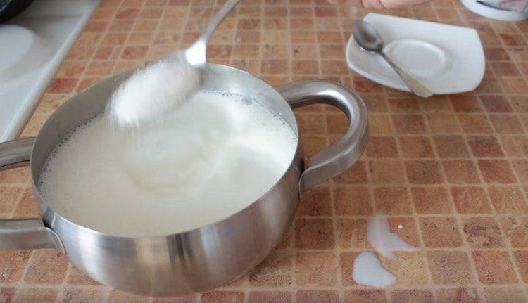 Aggiungi zucchero e sale al latte con acqua.