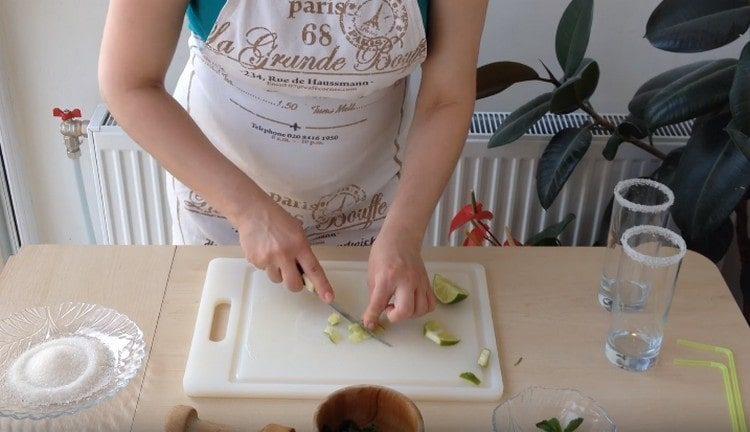 tritare la calce e aggiungerla alla menta in un mortaio.