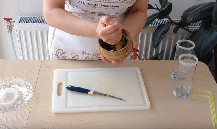 Macina gli ingredienti in un mortaio.