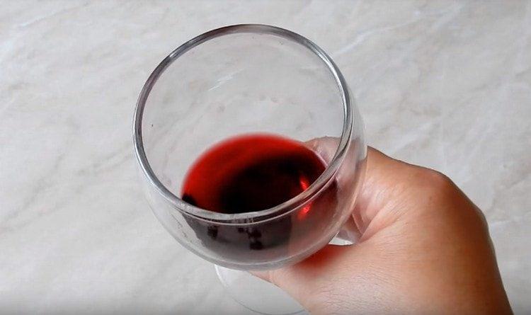 La tintura di aronia fatta in casa su vodka delizierà non solo con un gusto eccellente e un aroma gradevole, ma anche con un colore ricco e bello.