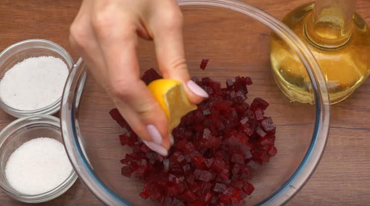 Versa le barbabietole con il succo di limone.