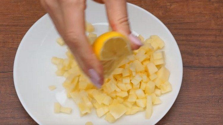 Cospargi la mela con il succo di limone.