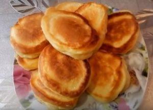 Prepariamo deliziose frittelle nel latte acido secondo una ricetta passo-passo con una foto.