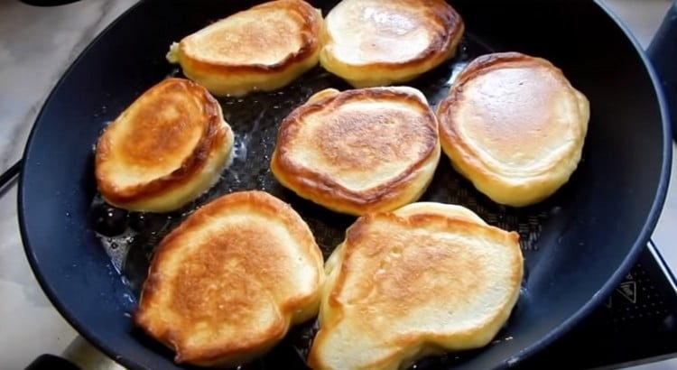 Friggiamo le nostre frittelle nel latte acido su entrambi i lati.