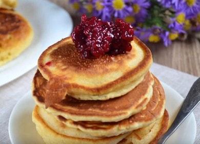 Pancake deliziosi e deliziosi  nel latte