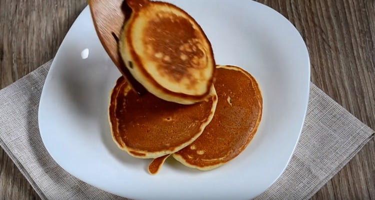 Mettiamo i pancake finiti su un piatto.