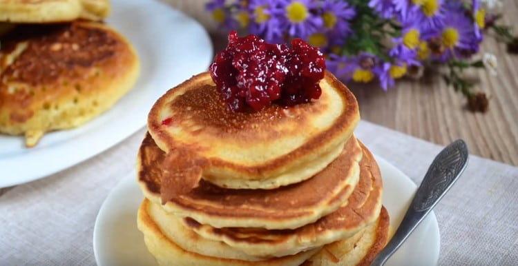 Le frittelle con latte possono essere servite con miele o marmellata.