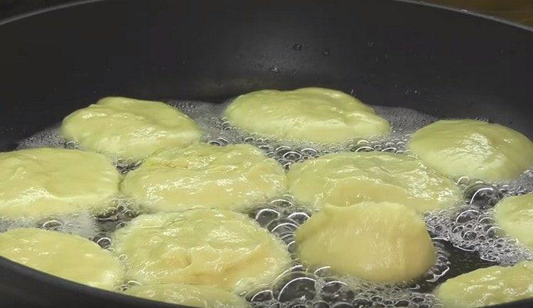 Distribuiamo porzioni di pasta su una padella riscaldata con olio vegetale.