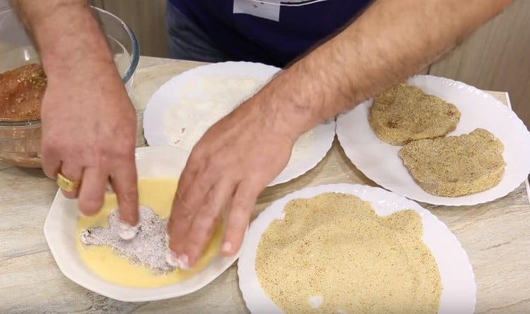 Dopo la farina, immergere la carne nella miscela di uova e latte.