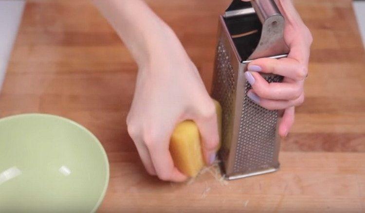 su una grattugia fine tre parmigiano.