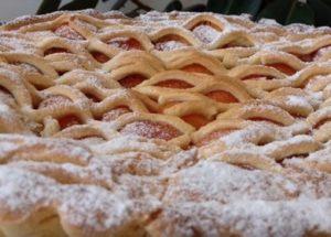 Prepariamo una deliziosa torta con albicocche secondo una ricetta passo-passo con una foto.