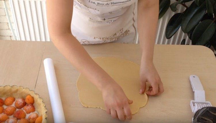 Stendi delicatamente una porzione più piccola dell'impasto.