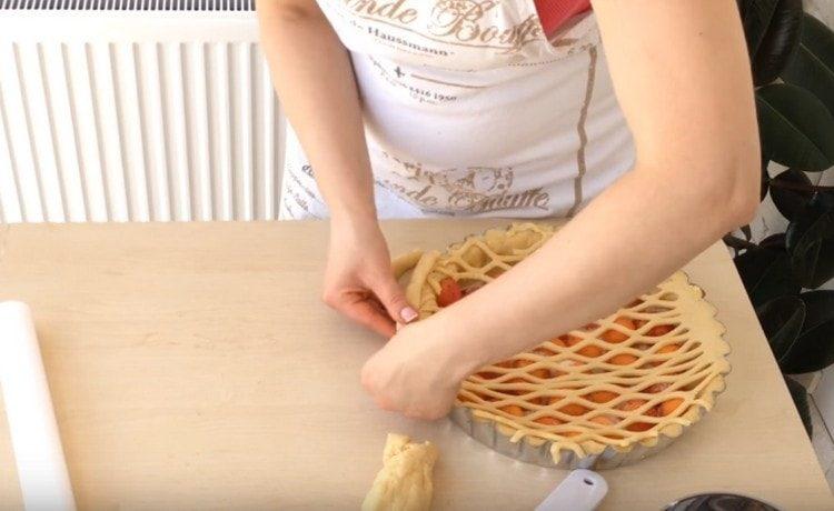 Sul lato della torta facciamo una decorazione da un flagello di pasta.